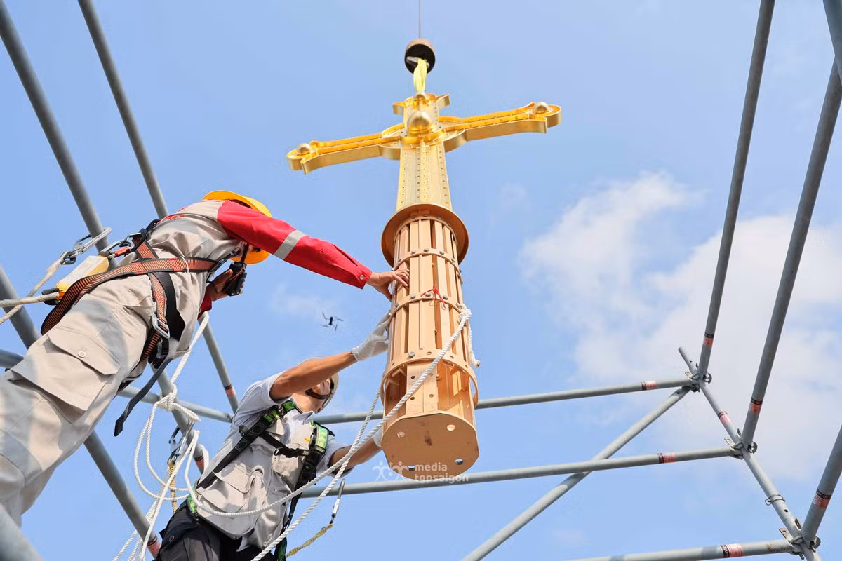 Sau khi hoàn thiện tại Bỉ, các Thánh giá được vận chuyển về Việt Nam bằng đường biển trong 5 tháng, cập bến ngày 18/10 năm ngoái. Nghi thức làm phép được cử hành trang trọng ngày trước ngày 8/12/2025 khi lắp đặt lên đỉnh tháp.