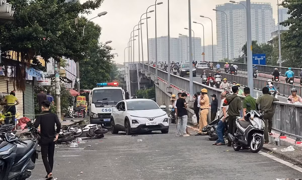 Đến sáng cùng ngày, lực lượng chức năng vẫn đang xử lý hiện trường, điều tra nguyên nhân.