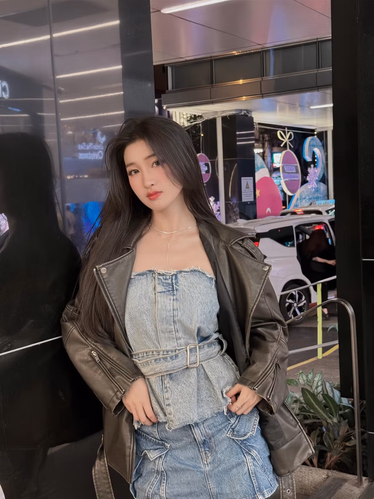 Sinh năm 2002 tại Thanh Hóa, Nguyễn Phương Nhi đăng quang ngôi vị Á hậu 2 Miss World Vietnam 2022. Với chiều cao 1m70, số đo ba vòng 80-57-88 cùng gương mặt thanh thoát, cô nàng nhanh chóng trở thành "thần tiên tỷ tỷ" thế hệ mới của Vbiz.
