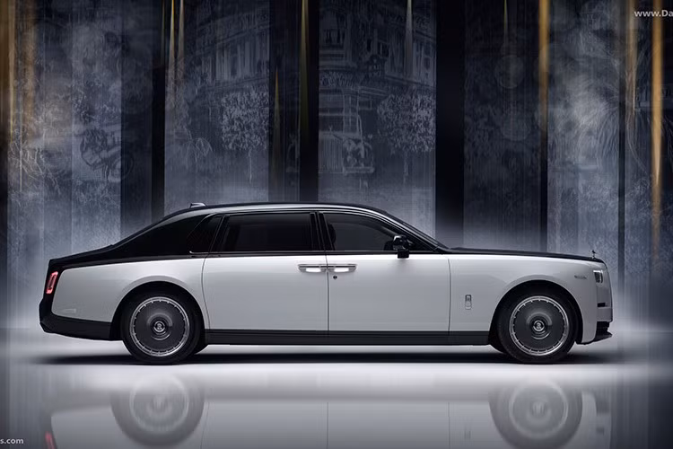 Phantom Centenary Private Collection được chế tác trong suốt hơn 40.000 giờ làm việc, tái hiện hành trình trăm năm của biểu tượng xa xỉ bậc nhất thế giới. Rolls-Royce mô tả đây là “tác phẩm nghệ thuật di động”, khẳng định vị thế của Phantom như một biểu tượng của tham vọng, sáng tạo và di sản.