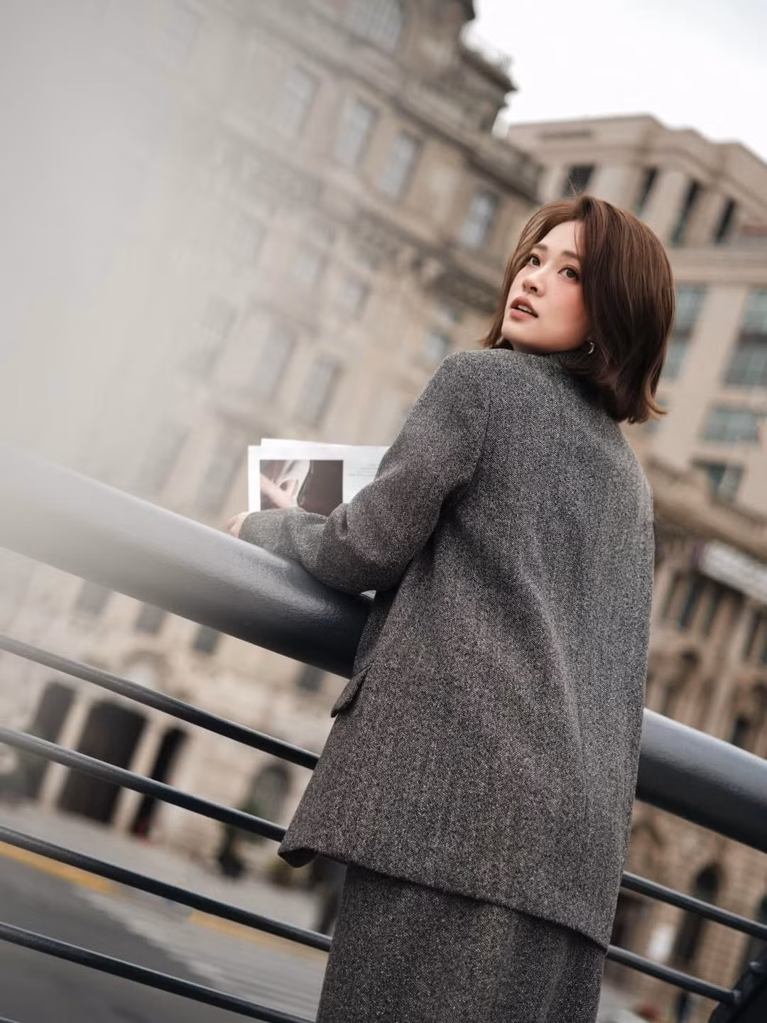 Cái duyên với nghệ thuật bắt đầu khi Mai Anh được một người bạn giới thiệu đi chụp hình cho một tờ báo teen. Tuy nhiên, vì gia đình chưa đồng ý, cô nàng buộc phải tạm dừng.