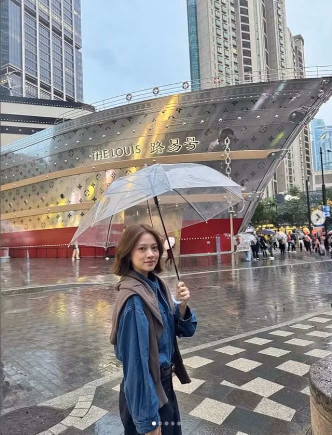 Mãi đến năm 2014, khi nhận được sự ủng hộ từ gia đình, Mai Anh mới chính thức bước vào công việc người mẫu ảnh cho các shop thời trang và báo chí.