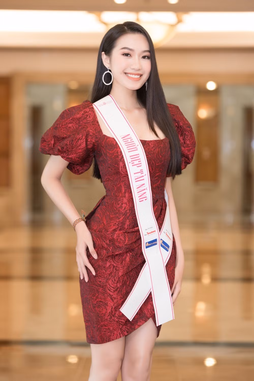 Thời điểm ấy, bà xã Đoàn Văn Hậu chỉ mới là sinh viên năm nhất nhưng đã gây ấn tượng mạnh mẽ nhờ phong thái tự nhiên và bản lĩnh sân khấu đáng nể.
