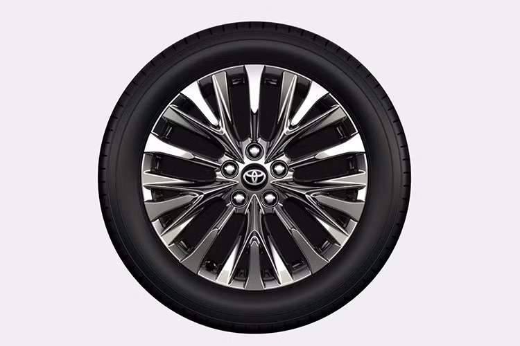 Điểm mới đáng chú ý nhất trên Toyota Alphard là sự xuất hiện của phiên bản PHEV Z. Trước đây, hệ truyền động hybrid sạc điện chỉ được cung cấp cho phiên bản Executive Lounge cao cấp nhất. Việc đưa hệ truyền động này xuống phiên bản Z giúp Toyota giảm đáng kể ngưỡng tiếp cận dành cho khách hàng muốn sở hữu một mẫu xe PHEV.