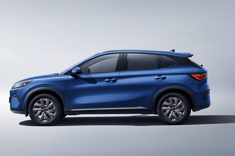 Mới đây, BYD đã tung ra đoạn thứ hai để úp mở về kế hoạch ra mắt Atto 3 Evo 2026 chạy điện ở thị trường Malaysia. Hãng công bố xe sẽ khả năng tăng tốc từ 0-100 km/h trong 5,5 giây, đúng với thông số của biến thể dẫn động cầu sau mới.