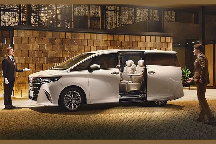 Động cơ hybrid sạc điện﻿ tạo ra công suất tối đa 174 mã lực và mô-men xoắn cực đại 219 Nm. Động cơ xăng kết hợp với 2 mô-tơ điện, bao gồm 5NM phía trước và 4NM phía sau, mang đến hệ dẫn động 4 bánh toàn thời gian E-Four tiêu chuẩn. Xe có tổng công suất 302 mã lực và lượng xăng tiêu thụ trên đường hỗn hợp chỉ khoảng 5,98 lít/100 km.