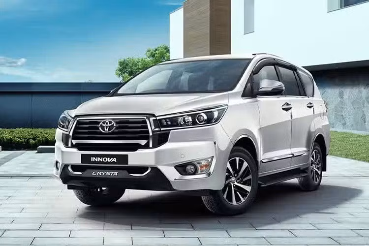 Về an toàn, Toyota Innova Crysta 2026 cũng được trang bị gói tính năng khá đầy đủ với 7 túi khí tiêu chuẩn, hệ thống chống bó cứng phanh ABS, phân phối lực phanh điện tử EBD, hỗ trợ phanh khẩn cấp, cân bằng điện tử VSC và hỗ trợ khởi hành ngang dốc.