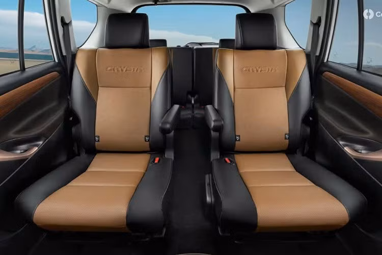 Chưa dừng ở đó, Toyota còn bổ sung khay sạc điện thoại không dây trên các phiên bản cao của Innova Crysta thế hệ 2026. Phiên bản cao cấp nhất còn có thêm hệ thống giám sát áp suất lốp TPMS.