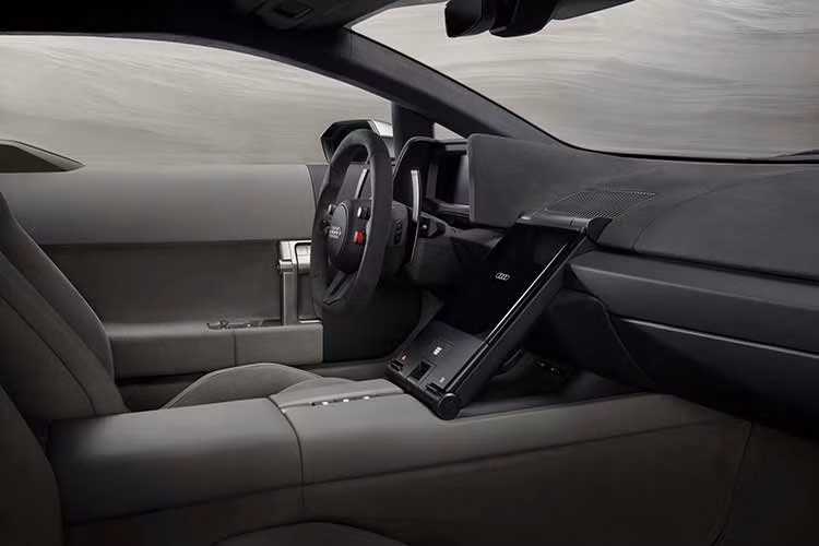 Không gian nội thất của Nuvolari đi theo xu hướng tối giản tương tự bản Concept C với cấu trúc phối hai tông màu kết hợp các điểm nhấn bằng nhôm anodized. Audi trang bị cho siêu xe này ghế thể thao trọng lượng nhẹ cấu tạo từ sợi carbon. Khu vực điều khiển trung tâm nổi bật với bảng đồng hồ kỹ thuật số và màn hình cảm ứng giải trí đặt dọc.