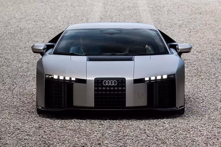 Hệ thống phanh Audi Ceramic Pro hoàn toàn mới được phát triển chuyên biệt cho môi trường đường đua, sở hữu đĩa phanh trước kích thước lớn 420 mm đi kèm kẹp phanh 10 piston. Hệ thống phanh sau sử dụng đĩa phanh 410 mm cùng kẹp phanh 4 piston. Cụm phanh này tích hợp hệ thống thu hồi năng lượng và cơ chế làm mát nội bộ giúp tăng hiệu suất tản nhiệt lên đến 21%.