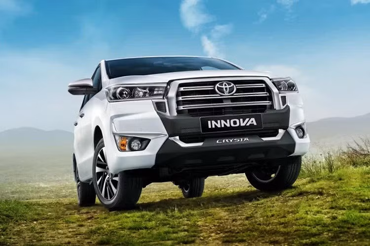 Sau khi thế hệ mới ra mắt, Toyota Innova đời cũ không bị khai tử mà vẫn được bán song song ở một số thị trường. Chiến lược bán hàng này từng được áp dụng ở Việt Nam trong thời gian hơn 2 năm trước khi Toyota Innova thế hệ cũ bị ngừng bán. Trong khi đó, tại thị trường Ấn Độ, mẫu MPV này vừa được bổ sung phiên bản nâng cấp nhẹ.