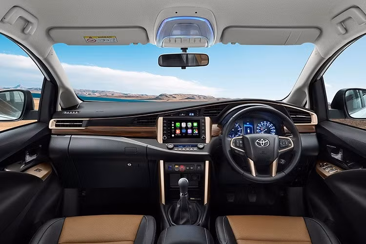 Xét về tổng thể, Toyota Innova Crysta 2026 mang vẻ ngoài cơ bắp và cứng cáp hơn trước. Điều này được cho là sẽ phù hợp với nhóm khách hàng mục tiêu tại thị trường Ấn Độ vốn đã rất ưa chuộng mẫu MPV dùng động cơ diesel và khung gầm rời này. Bên trong khoang lái, Toyota đã cố gắng nâng cao cảm giác sang trọng và tinh tế cho mẫu xe này.
