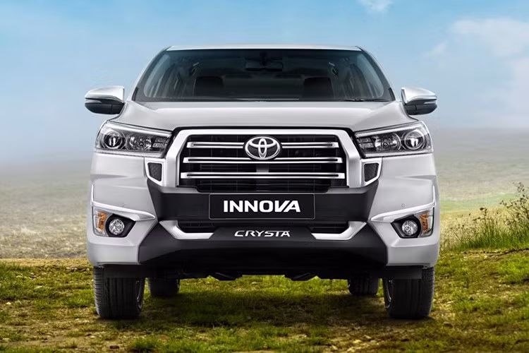 Về thiết kế, Toyota Innova Crysta 2026 sở hữu phần đầu xe mới với lưới tản nhiệt khác biệt. Bao quanh lưới tản nhiệt cỡ lớn là viền mạ crôm dày dặn trong khi khu vực chính giữa được chia tách bằng một chi tiết ốp màu đen cũng là nơi gắn biển số xe. Cản trước và sau được thiết kế lại với nhiều chi tiết mạ crôm hơn.