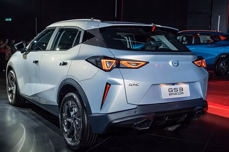 Nằm trong phân khúc SUV cỡ B, GS3 Emzoom được phát triển dựa trên cơ sở gầm bệ GPMA của hãng GAC. Xe sở hữu kích thước dài x rộng lần lượt là 4.410 x 1.850 mm và chiều dài cơ sở 2.650 mm. Như vậy, mẫu xe này có chiều dài cơ sở nhỉnh hơn một số đối thủ cùng phân khúc như Kia Seltos, Honda HR-V, Hyundai Creta và ngang ngửa Toyota Corolla Cross.