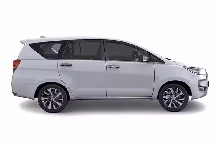 Ở thị trường Ấn Độ, Toyota Innova thế hệ cũ được gọi bằng cái tên Innova Crysta nhằm phân biệt với Innova Hycross đời mới. Toyota Innova Crysta cũng là một trong số ít những mẫu xe vẫn duy trì được vị thế vững chắc tại thị trường Ấn Độ bất chấp các thách thức như tiêu chuẩn khí thải, các quy định về mức tiêu thụ nhiên liệu và nền tảng khung gầm đã có tuổi đời cao.