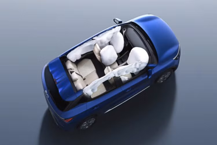 Bên cạnh đó là đồ họa đèn hậu hình tam giác xếp tầng và ốp cột D màu đen thanh thoát hơn. Ngoài ra, Atto 3 Evo còn được trang bị bộ mâm hợp kim 18 inch thiết kế dạng tua-bin sơn màu xám mới. Cổng sạc được chuyển từ phía trước về phía sau xe trong khi các chi tiết trang trí “BYD Design” trên chắn bùn trước đã bị loại bỏ.