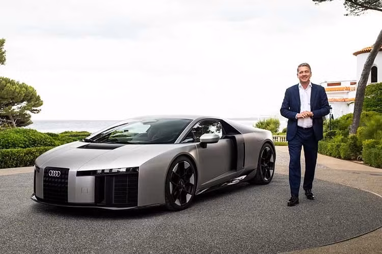 Về ngoại hình, Audi Nuvolari mang diện mạo tổng hòa giữa đường nét của R8 và mẫu Concept C. Phần đầu xe gây ấn tượng bằng lưới tản nhiệt đặt dọc, kết hợp cùng cụm đèn pha thanh mảnh và các hốc gió kích thước lớn. Xe được trang bị bộ chia gió phía trước và hệ thống cánh gió chữ S giúp cải thiện hiệu quả khí động học ở trục trước, tăng lực ép, giảm lực nâng ở tốc độ cao, đồng thời tối ưu hóa khả năng làm mát cho hệ truyền động.