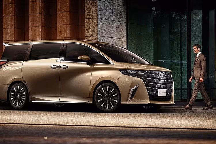 Giá bán của Toyota Alphard 2026 phiên bản nâng cấp tại thị trường Nhật Bản dao động từ 4.970.000 - 14.850.000 Yên (khoảng 994 triệu đến 2,97 tỷ đồng). Con số tương ứng của Toyota Vellfire 2026 với phong cách thiết kế mạnh mẽ hơn là từ 6.749.600 - 10.899.900 Yên (tương đương 1,35 - 2,18 tỷ đồng).