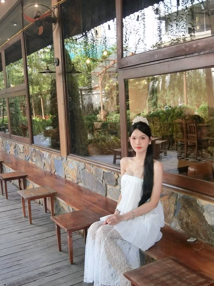 Gia đình ban đầu không đồng ý. Mẹ Như, người luôn thương con nhưng cũng chịu nhiều áp lực từ định kiến xã hội thường chỉ biết lặng im, không ủng hộ, cũng chẳng phản đối. Dần dần, khi thấy con tự tin hơn, rạng rỡ hơn, người mẹ cũng nguôi ngoai, thậm chí còn kể với hàng xóm rằng, “con mình được nhiều người khen xinh”.