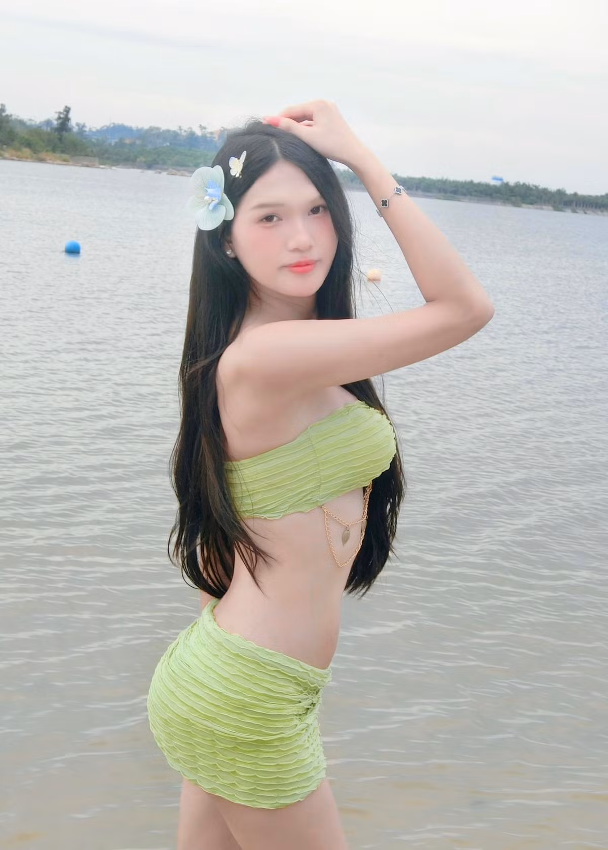Về phần bạn bè, Như cũng phải chịu nhiều lời cay nghiệt, chấp nhận đánh đổi, rời xa một số mối quan hệ không phù hợp. Kể từ khi sống thật với chính mình, Như đối diện với sự xa lánh, soi mói từ một số người bạn từng thân. Song vẫn có nhiều mối quan hệ ở lại, yêu thương và ủng hộ vô điều kiện.