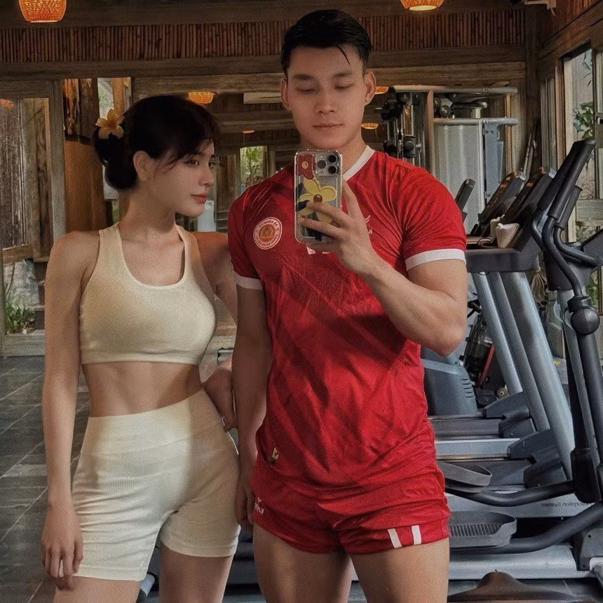 Mới đây, hot girl Trần Bích Hạnh gây chú ý khi đăng ảnh tập gym của bạn trai Vũ Văn Thanh. Cô nàng diện đồ tập ôm sát khoe đường cong cơ thể, vóc dáng săn chắc, cơ bụng số 11. Trong khi đó, nam cầu thủ mặc bộ đồ thể thao, để lộ cơ bắp ở phần tay và chân.