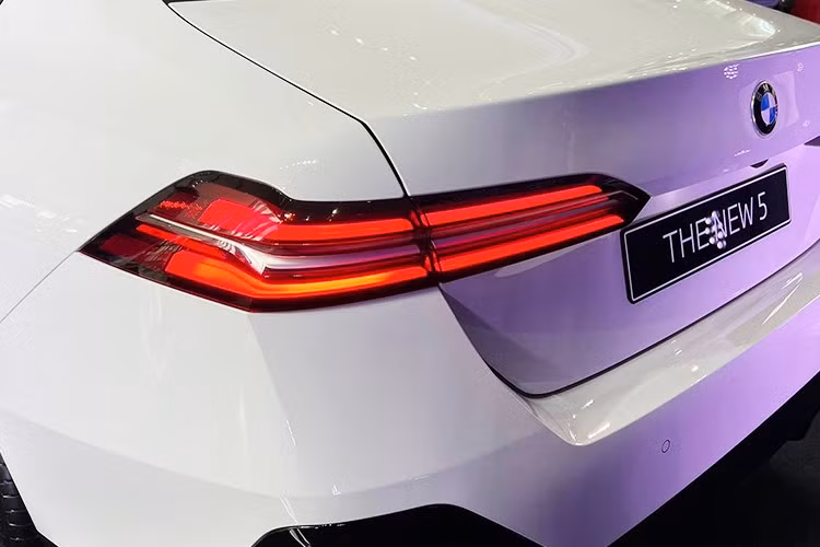 Có thể chính BMW đang chủ ý “tạo sóng” giống như những gì đã xảy ra với Series 4, Series 7. Thiết kế gây tranh luận có khi lại chính là chiêu thức định hình thế hệ khách hàng trẻ mới – những người thích cá tính, thích khác biệt.