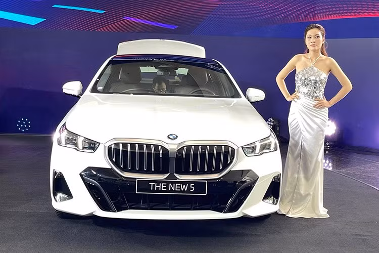 Mức giá xe BMW 5 Series 2025 tại Việt Nam cho 3 phiên bản gồm: 520i (2,589 tỷ đồng): phù hợp với người dùng yêu cầu cơ bản, đề cao thương hiệu và trải nghiệm lái đặc trưng của BMW. 520i Premium (2,739 tỷ đồng): bổ sung thêm tiện nghi, mâm lớn hơn, nội thất cải tiến – là lựa chọn hợp lý nếu người dùng muốn một chiếc sedan sang “vừa túi tiền” nhưng vẫn đủ trang bị. , ADAS mở rộng...
