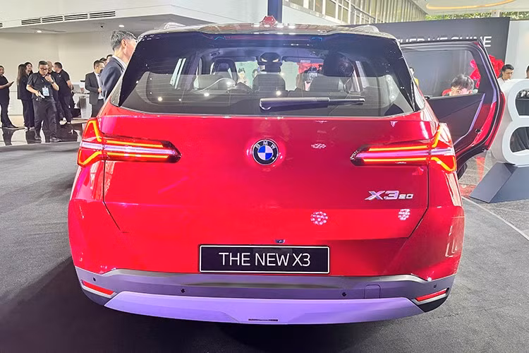 Diện mạo của mẫu xe SUV hạng sang BMW X3 2025 được làm mới theo hướng góc cạnh và thể thao hơn. Lưới tản nhiệt lớn được viền đèn LED phát sáng - chi tiết chưa từng có trên thế hệ trước. Đèn chiếu sáng LED trước và sau cũng có thiết kế lại với đồ họa sắc nét hơn.