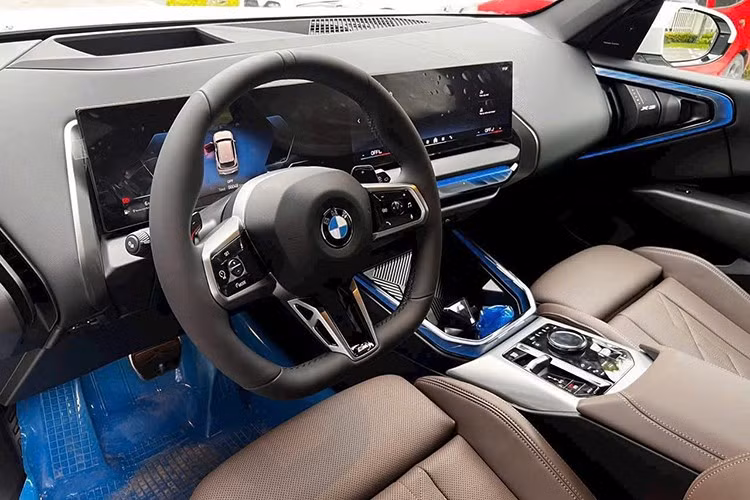 Khoang lái của BMW X3 mới mang ngôn ngữ thiết kế hiện đại tương tự các mẫu 3 Series mới nhất. Cả hai phiên bản đều có vô-lăng vát đáy, nhưng bản tiêu chuẩn dùng loại 2 chấu, trong khi bản M Sport được trang bị vô-lăng 3 chấu thể thao.