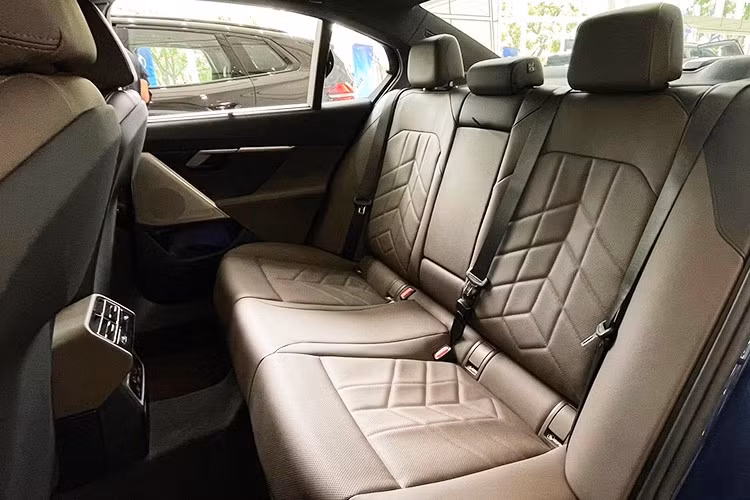 Tất cả những trang bị này cho thấy BMW đang nhắm đến thế hệ khách hàng trẻ, yêu công nghệ, thích trải nghiệm tương tác và tiện lợi – một bước tiến đáng kể so với phong cách sang trọng truyền thống mà E-Class từng thống trị.