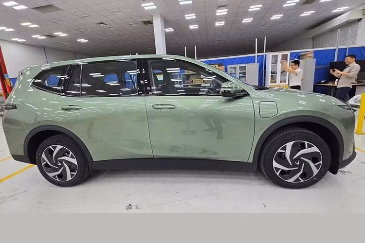 Bên cạnh đó, hãng cũng úp mở về một phiên bản MPV điện dành cho người dùng cá nhân, được cho là VinFast Limo Lux hứa hẹn chia sẻ nền tảng kỹ thuật với Limo Green nhằm tối ưu chi phí sản xuất.