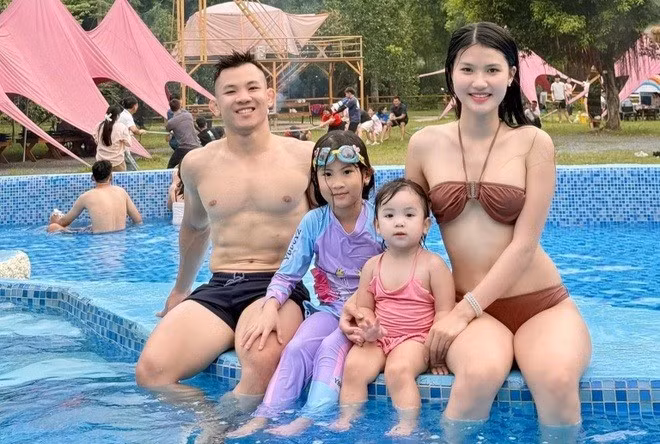 Trong những ngày Hồng Sơn thi đấu tại SEA Games 33, Mai Hương có mặt từ rất sớm. Ngay cả khi chồng đã kết thúc phần thi, cô vẫn nán lại quay phim, động viên các VĐV khác