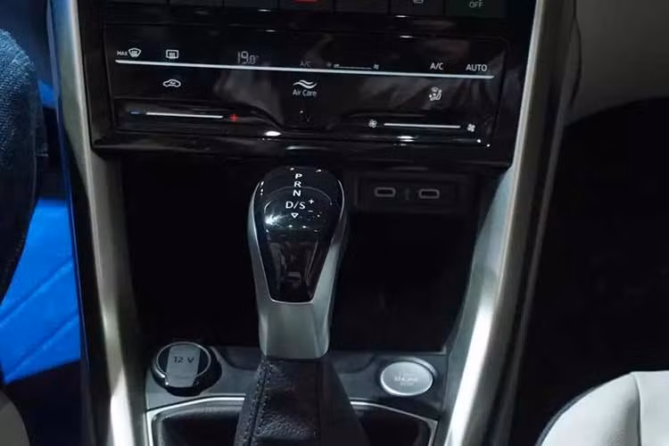 Một cập nhật đáng chú ý khác là sự xuất hiện của hộp số tự động 8 cấp mới, đi kèm động cơ 1.0L, hứa hẹn cải thiện khả năng vận hành và hiệu suất nhiên liệu. Động cơ 1.5L tiếp tục đi kèm hộp số tự động ly hợp kép DSG 7 cấp và vẫn giữ công nghệ ngắt xi-lanh chủ động.