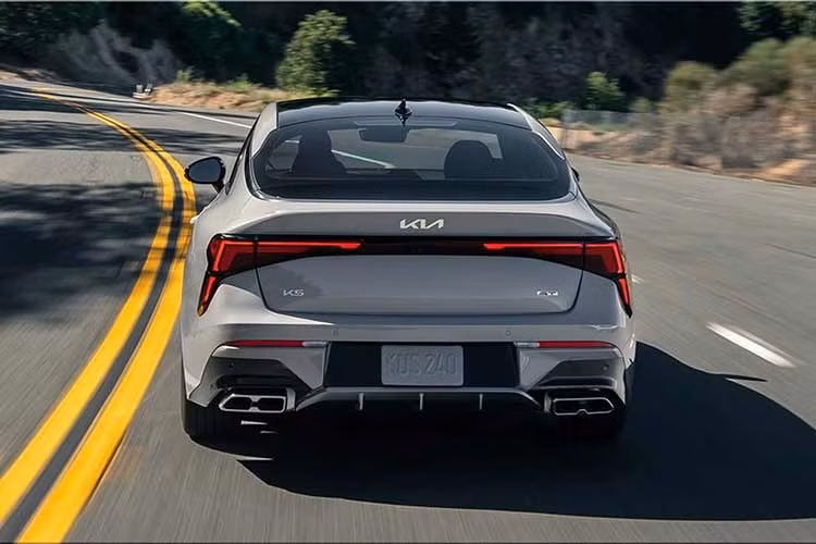 Trong bối cảnh đó, K5 Hybrid đóng vai trò then chốt trong việc thu hút nhóm khách hàng đang rời bỏ động cơ đốt trong truyền thống nhưng chưa sẵn sàng chuyển sang xe thuần điện. Kia cũng đặt mục tiêu đến năm 2030, các dòng xe hybrid và xe điện sẽ chiếm 47% tổng doanh số của hãng tại Mỹ.
