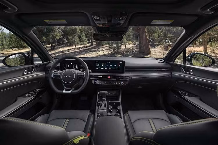 Đáng chú ý, K5 Hybrid còn được trang bị tính năng V2L (Vehicle-to-Load) trong cabin, cho phép sử dụng pin điện áp cao của xe để cấp điện cho các thiết bị ngoại vi – một trang bị vốn thường chỉ xuất hiện trên xe điện.