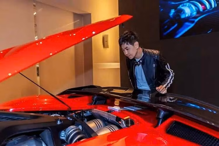 Sự kiện bàn giao siêu xe F80 này đã đánh dấu chương mới nhất trong hành trình sưu tập siêu xe Ferrari kéo dài hàng thập kỷ của Lâm Chí Dĩnh. Đồng thời, sự kiện này cũng một lần nữa thể hiện cho niềm đam mê xe hơi và thể thao tốc độ của ngôi sao Đài Loan.