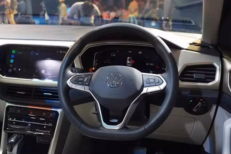 Bên trong, các trang bị mới là điểm nhấn quan trọng của bản nâng cấp này. Volkswagen Taigun 2026 hiện đã được trang bị bảng đồng hồ kỹ thuật số mới và màn hình thông tin giải trí cùng có kích thước 10,25 inch, lớn hơn phiên bản cũ. Các bổ sung khác bao gồm cửa sổ trời toàn cảnh, ghế trước thông gió và các tính năng kết nối được cải thiện.