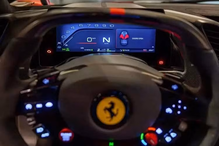 Giống như hầu hết các xe Ferrari từng sở hữu, Lâm Chí Dĩnh chọn màu Rosso TRS với lớp sơn đỏ 4 lớp pha ánh kim bạc như một biểu tượng may mắn cho chiếc F80 của mình. Các chi tiết sợi carbon trần ở cánh gió sau và mâm xe nhấn mạnh tính kỹ thuật mạnh mẽ của F80. Trong khi đó, sọc trắng và xám cùng logo Scuderia hoàn thiện tổng thể cho chiếc siêu xe này.
