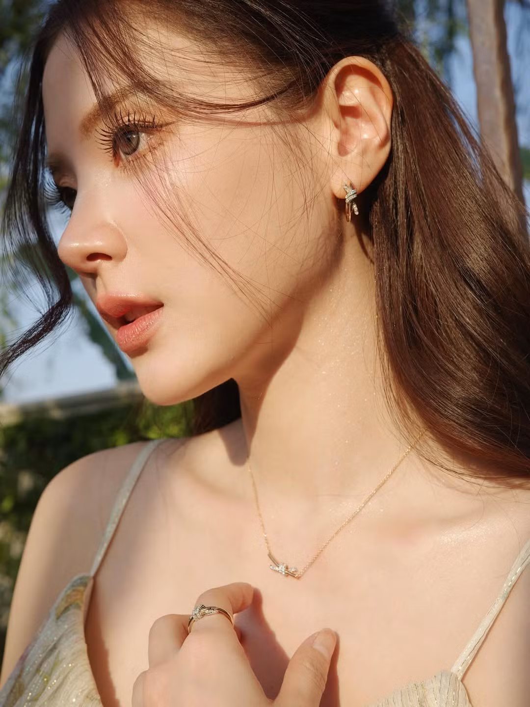 Trong bộ ảnh, Baifern lựa chọn phong cách trang điểm nhẹ nhàng, tập trung tôn lên làn da mịn màng và ánh nhìn sâu hút. Lớp nền mỏng, đôi môi hồng dịu cùng hàng mi cong tự nhiên giúp tổng thể gương mặt thêm phần thanh thoát. Ở những khung hình cận sát, từng đường nét như sống mũi cao, gò má mềm mại hay bờ môi nhỏ nhắn đều hiện rõ, tạo nên vẻ đẹp tinh tế đúng chuẩn “ngọc nữ” màn ảnh Thái.