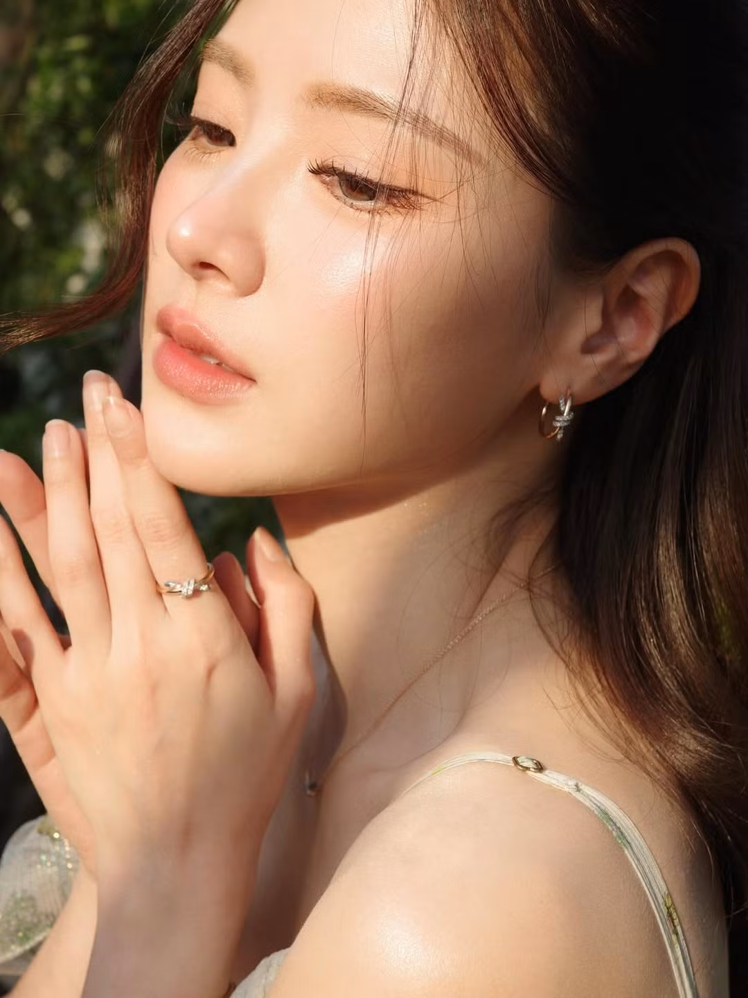 Bên cạnh gương mặt nổi bật, thần thái của Baifern cũng nhận được nhiều lời khen. Khi thì ánh mắt xa xăm đầy suy tư, lúc lại mỉm cười nhẹ nhàng, cô mang đến cảm giác vừa mong manh, vừa quyến rũ rất riêng. Sự tiết chế trong biểu cảm giúp mỗi khung hình đều mang màu sắc điện ảnh, đúng với hình ảnh một diễn viên thực lực.