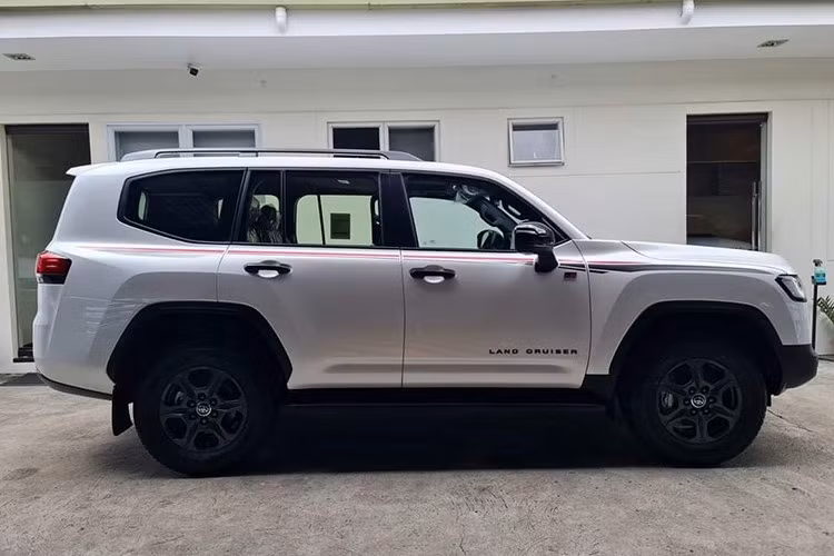 Tuy nhiên, trong thông báo mới nhất, Toyota không đề cập đến biến thể máy dầu, khiến nhiều người kỳ vọng dòng xe này vẫn có thể được đặt mua. Tuy nhiên, khi trang tin Best Car liên hệ trực tiếp với hãng, Toyota xác nhận rằng khách hàng Nhật Bản vẫn có thể đặt mua Land Cruiser máy dầu, cụ thể là các phiên bản cao cấp như ZX và GR Sport.
