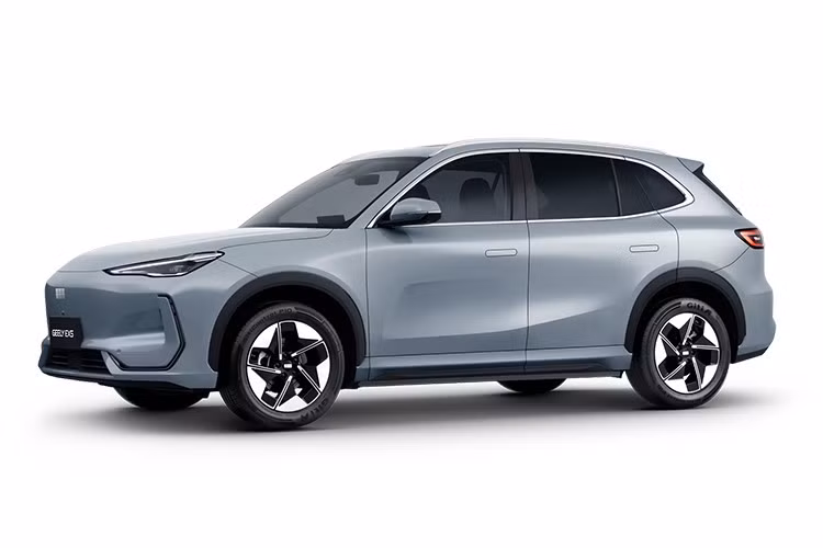Geely cũng không nằm ngoài cuộc đua khi chuẩn bị ra mắt mẫu SUV điện EX5 tại Việt Nam. Mẫu xe đã xuất hiện tại một số sự kiện trong nửa đầu năm 2025 và dự kiến ra mắt chính thức vào cuối năm nay. EX5 là SUV hạng C với kích thước dài x rộng x cao lần lượt là 4.615 x 1.901 x 1.670 mm, chiều dài cơ sở đạt 2.750 mm.