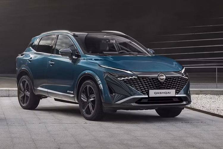 Bên cạnh hệ truyền động mới, Nissan Qashqai 2025 ở thị trường châu Âu còn được nâng cấp với các ứng dụng Google tích hợp, bao gồm Google Maps, Google Assistant và Play Store. Xe còn có hệ thống hỗ trợ lái bán tự động ProPilot cấp độ 2 được cải tiến, hỗ trợ xử lý tốt hơn trong tình huống đa làn đường và giám sát giao thông xung quanh hiệu quả hơn.
