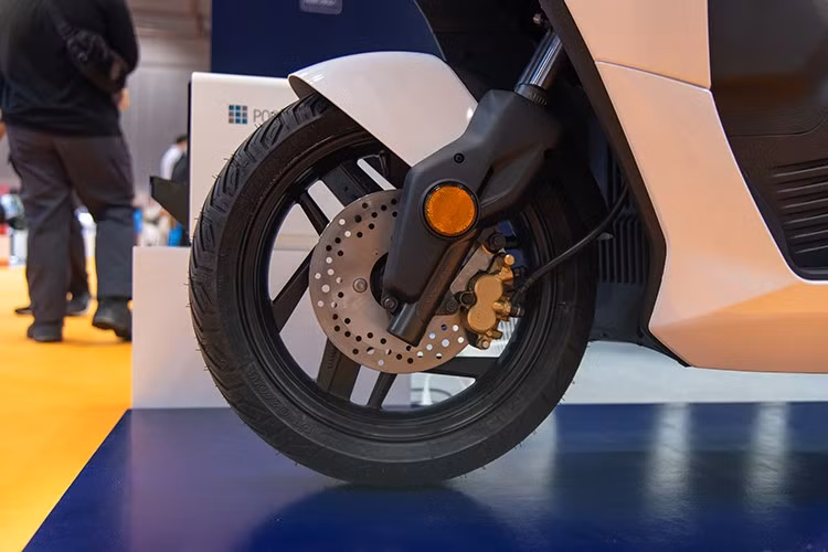 Tuy nhiên, một điểm trừ là E3 Mobility Deux7 chỉ sử dụng hệ thống phanh kết hợp (CBS) thay vì hệ thống chống bó cứng phanh (ABS), điều này có thể là một rào cản khi so sánh với các đối thủ cùng phân khúc.