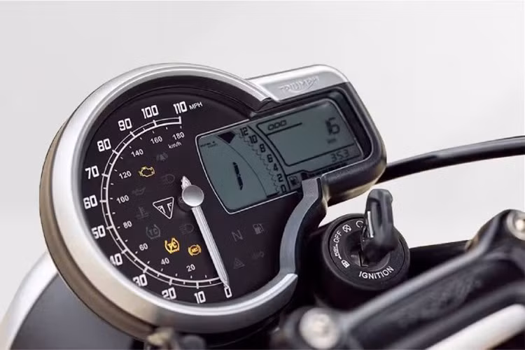 Về hiệu suất, do lược bớt hệ thống điện tử, công suất cực đại của Speed T4 giảm còn 31 mã lực và mô-men xoắn 36 Nm, so với 40 mã lực và 37,5 Nm trên Speed 400.