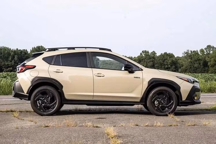 Cụ thể hơn, Subaru Crosstrek 2027 hiện chỉ được cung cấp với hệ truyền động e-Boxer S:HEV, cho tổng công suất 194 mã lực. Hệ truyền động này sử dụng công nghệ có nguồn gốc từ Toyota, kết hợp động cơ Boxer 4 xi-lanh, dung tích 2.5L, hai mô-tơ điện, hộp số tự động eCVT và hệ dẫn động 4 bánh toàn thời gian Symmetrical AWD của Subaru.