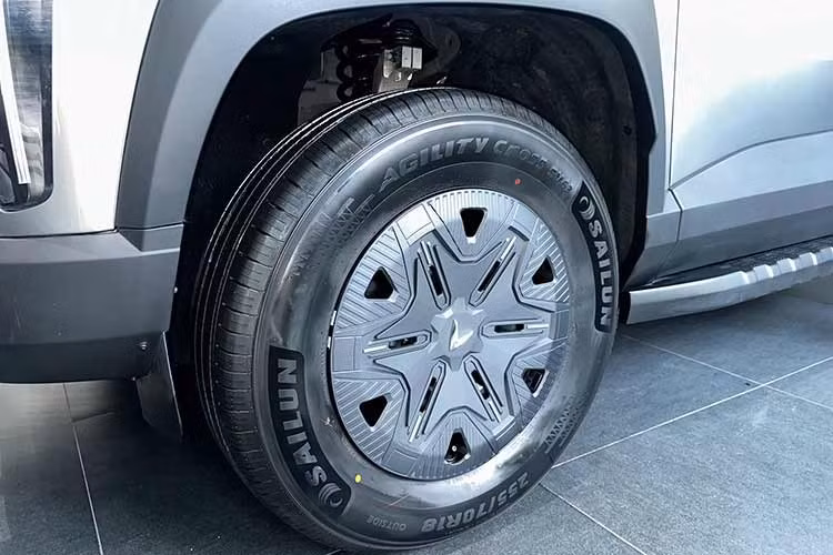 Nhằm nâng cao tính tiện dụng cho người dùng trong quá trình vận hành hàng ngày, nhà sản xuất đã trang bị cơ chế trợ lực khí nén cho cửa thùng sau, giúp việc đóng mở trở nên nhẹ nhàng hơn. Bên cạnh đó, bệ bước chân bổ sung hai bên thân xe cũng hỗ trợ người dùng tiếp cận thùng hàng một cách thuận tiện hơn.