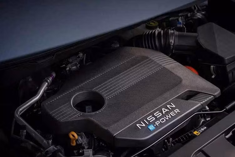 Mẫu SUV này cũng được trang bị hệ dẫn động 4 bánh toàn thời gian AWD và hệ thống phanh tái sinh e-Pedal với công nghệ Smooth Stop. Nissan ước tính mức tiêu thụ nhiên liệu đạt 6,18 lít/100 km trên đường hỗn hợp, thấp hơn mức 7,3 lít/100 km của X-Trail sử dụng động cơ đốt trong nhưng vẫn chưa sánh được với mức 5,6 lít/100 km chính thức của Toyota RAV4 Hybrid AWD.