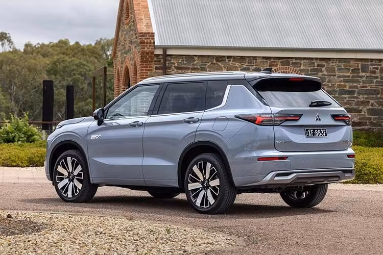 Tại Nhật Bản, mẫu SUV này chỉ được bán với hệ truyền động plug-in hybrid (PHEV). Cấu hình này gồm động cơ xăng 2.4L cho công suất 131 mã lực và mô-men xoắn 195 Nm, kết hợp hai mô-tơ điện đặt trên hai cầu. Hai mô-tơ này cho thông số lần lượt là 114 mã lực/255 Nm và 134 mã lực/195 Nm. Pin 22,7 kWh cho phép xe chạy thuần điện khoảng 102 - 106 km theo chuẩn WLTC.