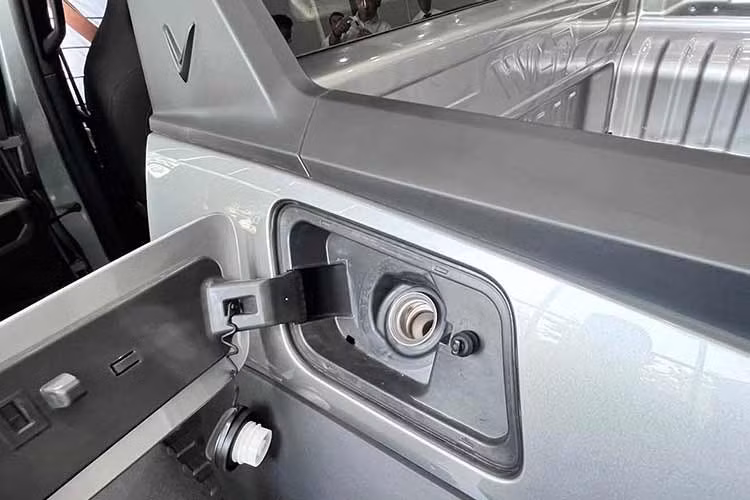 Việc có thêm hệ thống REEV, dù được sử dụng rất ít, sẽ mang đến sự yên tâm cho người dùng khi đi dã ngoại, về quê hoặc công tác xa. Bên cạnh đó, VF Wild cũng hỗ trợ tính năng cấp nguồn điện ngoài V2L, cho phép xe cung cấp năng lượng cho các thiết bị điện tử gia dụng trong các chuyến cắm trại ngoài trời.